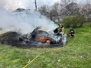 На Запоріжжі внаслідок обстрілу вщент вигоріло авто (ФОТО)