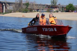 Рятувальники прибирають річку Дніпро у Запоріжжі: що знаходять у воді (ФОТО)