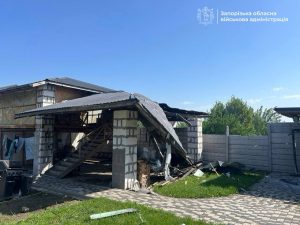 Удар по Запорожью: возле дома случился пожар (ФОТО)