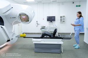 Позволит лечить больше онкопациентов: в Запорожье установили аппарат для лучевой терапии