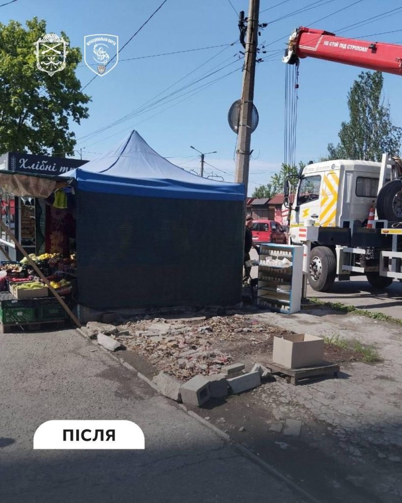 Демонтаж МАФу на проспекті Моторобудівників, 22. Фото: Запорізька міська рада