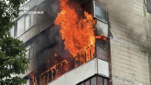 У багатоповерхівці Запоріжжя загорілися кілька поверхів: що відомо (ФОТО)