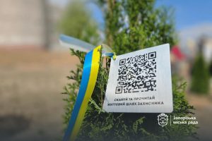У запорізькій гімназії висадили дерева на честь загиблих учнів і батьків (ФОТО)