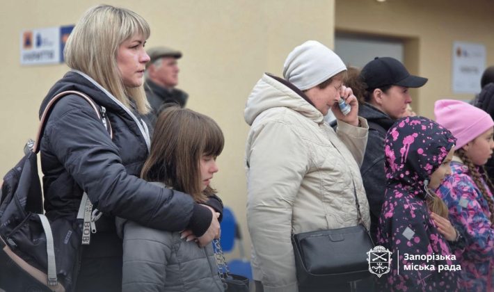 В запорожской гимназии высадили деревья в честь погибших учеников и родителей (ФОТО)