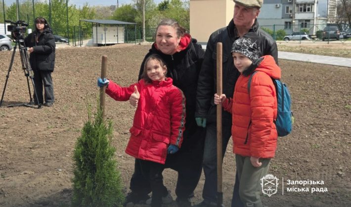 В запорожской гимназии высадили деревья в честь погибших учеников и родителей (ФОТО)