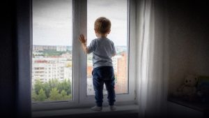 В Запорожье из окна выпал трехлетний ребенок: в каком состоянии девочка
