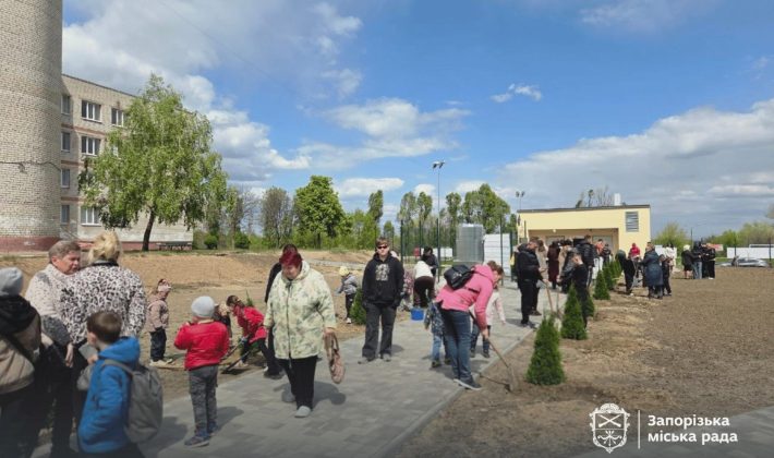 В запорожской гимназии высадили деревья в честь погибших учеников и родителей (ФОТО)