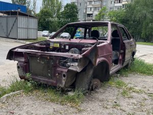 Автомобили-памятники в Запорожье: что делать с брошенными машинами