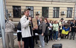 Запорожцы вышли на протест и подписали обращение против новых цен на проезд (ФОТОРЕПОРТАЖ)