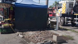 В Запорожье снесли еще один незаконно установленный киоск (ФОТО)