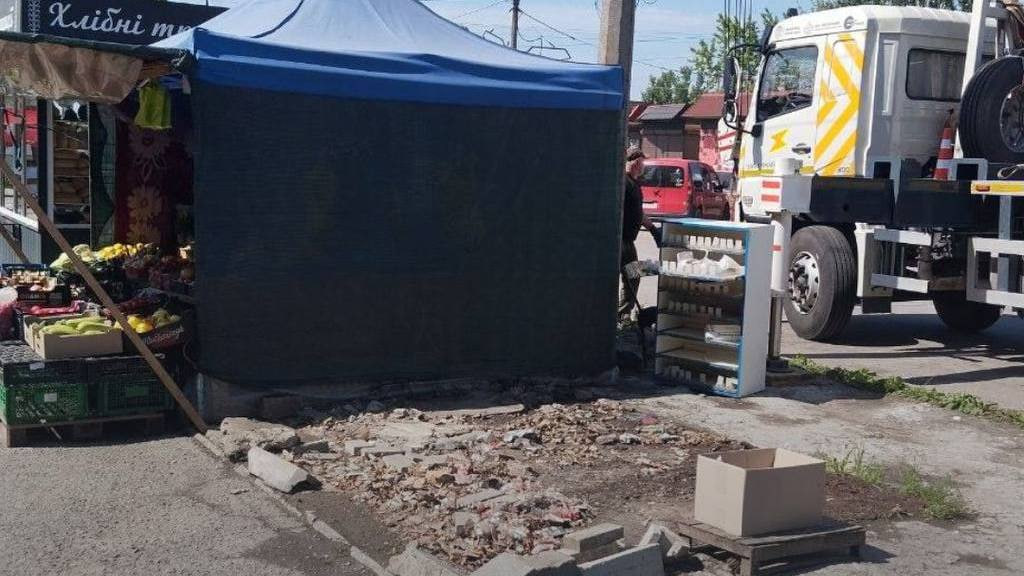 Демонтаж МАФу на проспекті Моторобудівників, 22. Фото: Запорізька міська рада