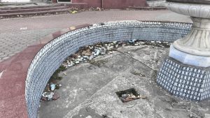 В Запорожье засорили фонтан в исторической части города (ФОТО)