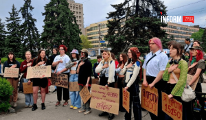 Запорізька молодь вийшла з картонками на мітинг: реакція нардепів Запорізької області