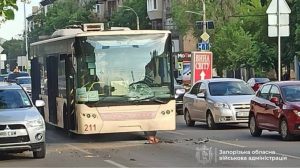 У Запоріжжі російський дрон пошкодив громадський транспорт: що відомо