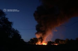 Удар авиабомбами и дронами по Запорожью: повреждены многоэтажка и АЗС