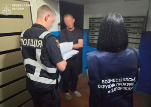 Переплатили вдвое за таблички для укрытий: экс-чиновника Запорожского горсовета подозревают в растрате