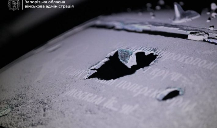 Удар авиабомбами и дронами по Запорожью: повреждены многоэтажка и АЗС