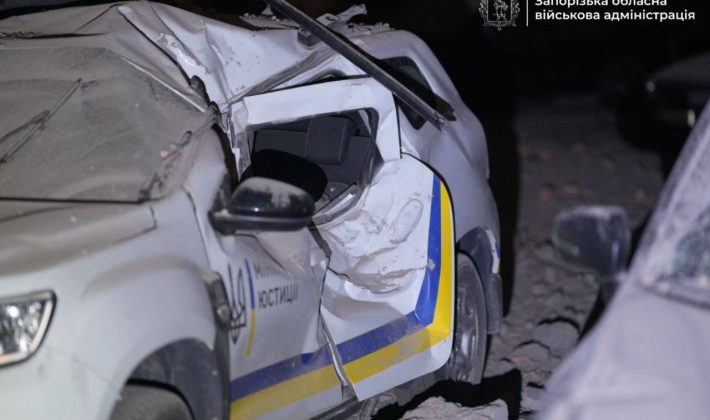 Удар авиабомбами и дронами по Запорожью: повреждены многоэтажка и АЗС