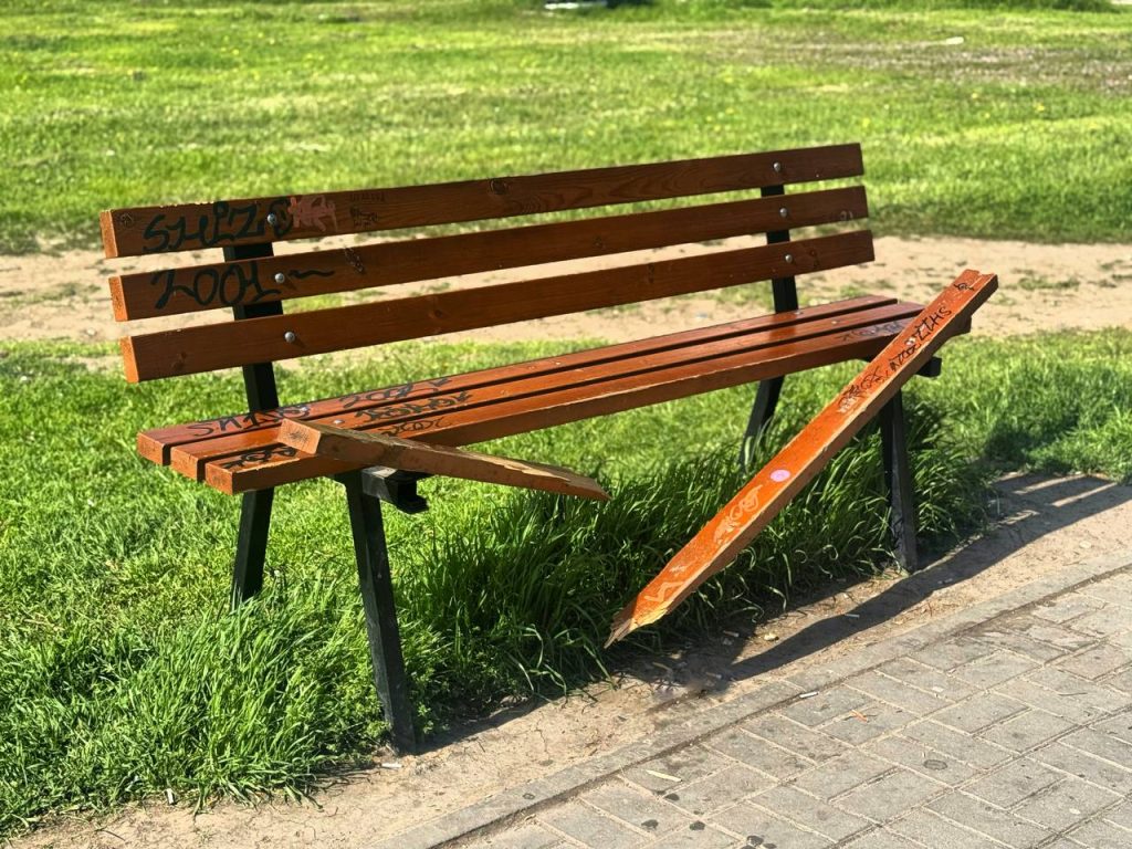 Випадки вандалізму. Фото зі сторінки Хортицької районної адміністрації