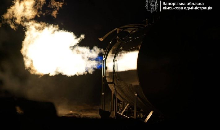 Удар авиабомбами и дронами по Запорожью: повреждены многоэтажка и АЗС