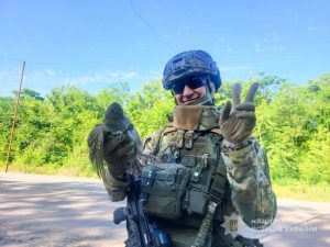 На Запоріжжі поліцейські звільнили перепілку з антидронової сітки (ФОТО)