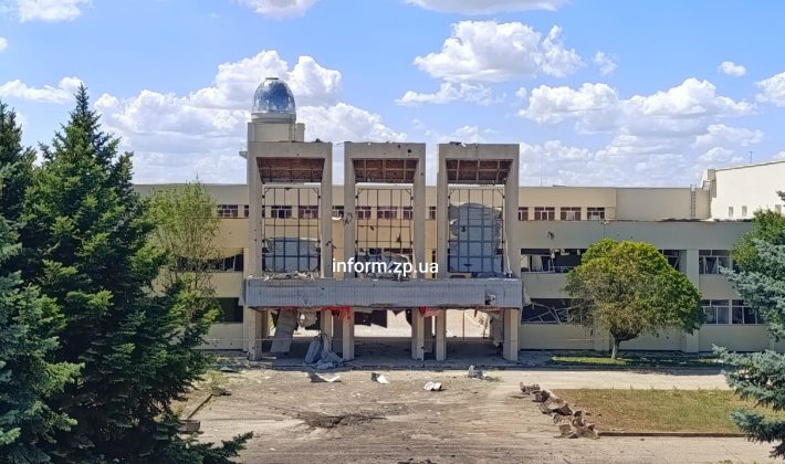 Российский КАБ повредил Дворец детского и юношеского творчества в Запорожье (ФОТО)