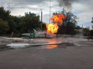 Атака на АЗС в Запорожье: российский дрон ударил по спасателям во время тушения пожара