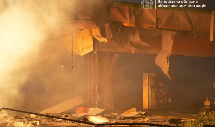 Удар авиабомбами и дронами по Запорожью: повреждены многоэтажка и АЗС