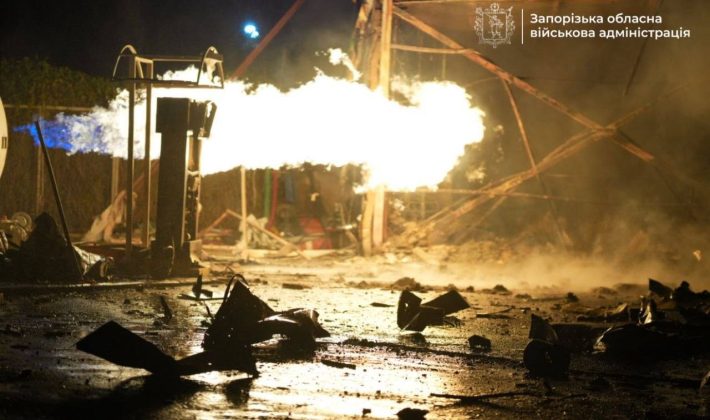 Удар авиабомбами и дронами по Запорожью: повреждены многоэтажка и АЗС