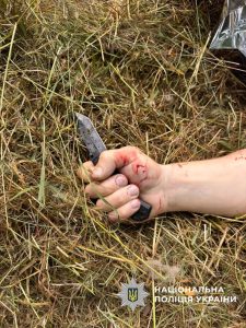 В Заводском районе Запорожья мужчина с ножом напал на полицейских