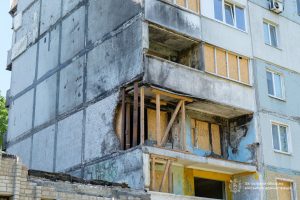 У Запоріжжі відновлюють будинок, пошкоджений через обстріли: де саме