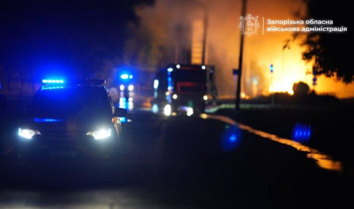Удар авиабомбами и дронами по Запорожью: повреждены многоэтажка и АЗС