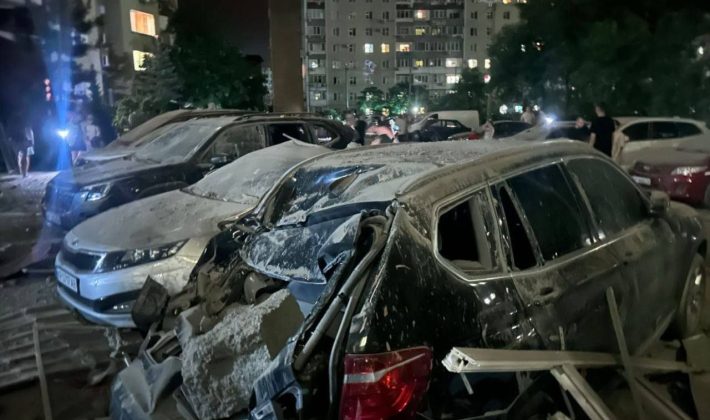 Удар авиабомбами и дронами по Запорожью: повреждены многоэтажка и АЗС