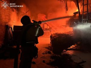 17 пожаров, погибшая и раненые: последствия атак РФ на Запорожье (ФОТО)
