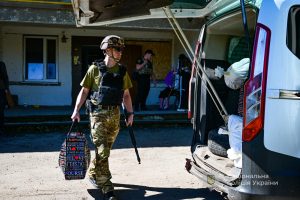 Із Новомиколаївки на Запоріжжі евакуювали родину з дітьми