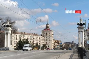 В Запорожье разрушаются колонны возле площади Поляка: как выглядит архитектурная визитная карточка города (ФОТО)