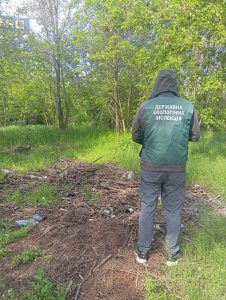 Стихийная свалка возле ТЦ Метро: в Запорожье обнаружили горы мусора площадью более 140 кв. м