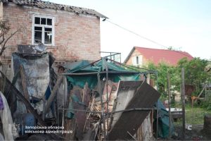 Последствия утренней атаки на Запорожье: повреждены жилые дома и железная дорога