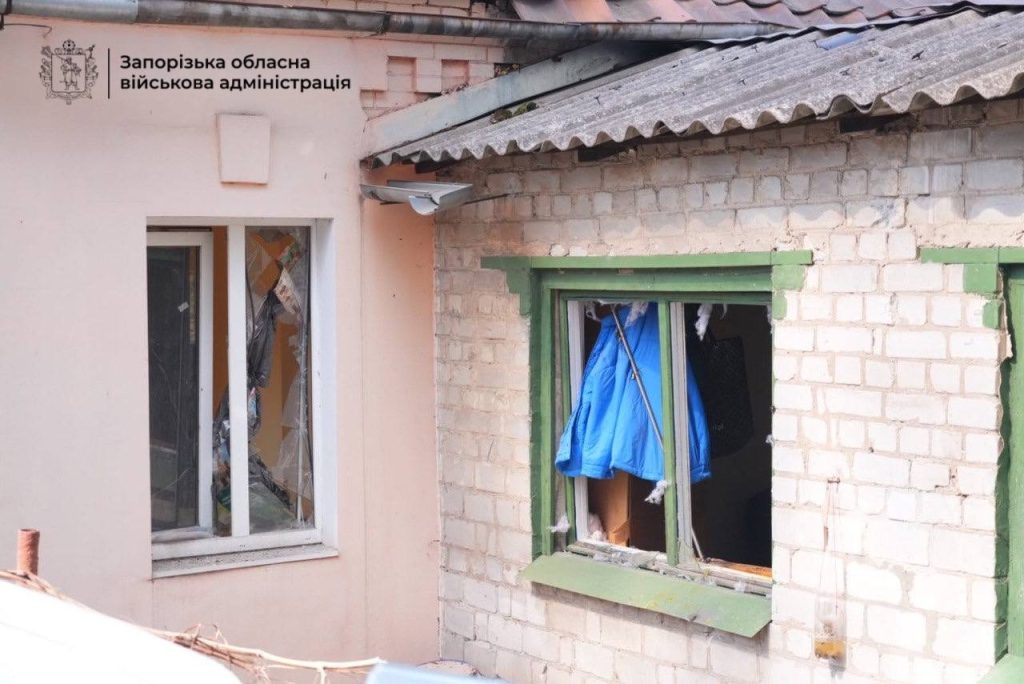 Пошкодження будинку. Фото: Запорізька ОВА