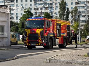 Последствия вечернего обстрела Запорожья: пострадал полицейский и сгорели грузовики