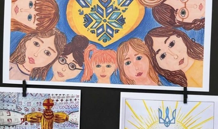В Запорожье ко Дню Конституции презентовали выставку юных художников-переселенцев из Энергодара