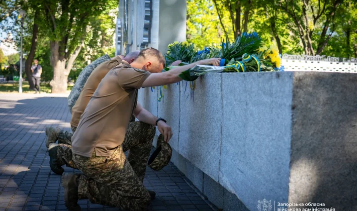 В Запорожье в День Конституции почтили память погибших (ФОТО)