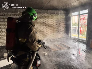В Запорожье горела заброшенная многоэтажка: что известно