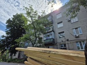 В Запорожье восстанавливают крышу многоэтажки, повреждённую российским БпЛА (ФОТО)