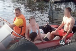 В Запорожье на пляже спасли троих 18-летних, один из них начал тонуть