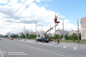 Первые антидроновые сетки уже монтируют на остановках Запорожья: где именно