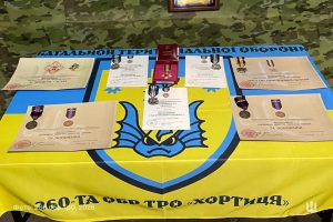 «За збережене життя»: Сирський нагородив бійця бригади «Хортиця»