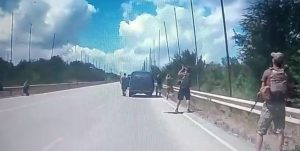 Під ударами FPV-дронів: із Комишувахи евакуювали пораненого рятувальника (ВІДЕО)