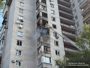 Удар по Запоріжжю дроном: у багатоповерхівці спалахнула пожежа