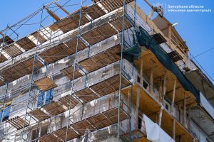 У Запоріжжі на 58% відновили під’їзд будинку, зруйнований російським ударом (ФОТО)